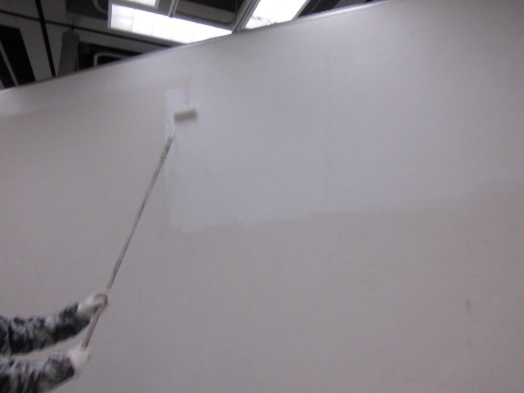 美術館内部パネル塗装工事 画像